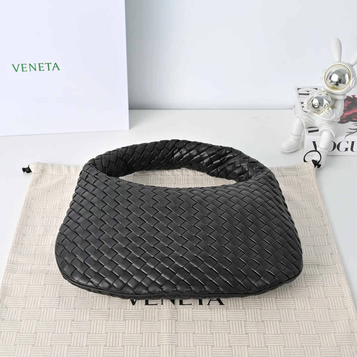Batch 1720 #BV New Veneta handbag ✨ The "ceiling of texture" bag in the woven bag world, so high-end that you can't help but look at it more ~ 🥰 Made of Nappa lambskin lntrecciato quilted weaving process ~ The texture is particularly stunning, soft but not collapsed, tough but not hard 🌟The bag body and handle are integrated and can be carried on the shoulder or by hand. It has just the right sense of laziness and casualness 🎈The capacity meets all the needs of commuting Just pull the zipper and pack up your own little world, feeling very at ease💚Veneta is a work that speaks for itself with texture🎀 Model: 6736 Size: 35x21x5